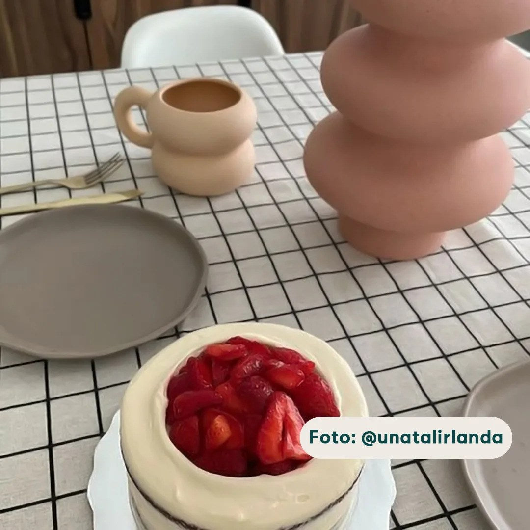 Mesa de una seguidora, con un pastel, utilizando su mega mug.