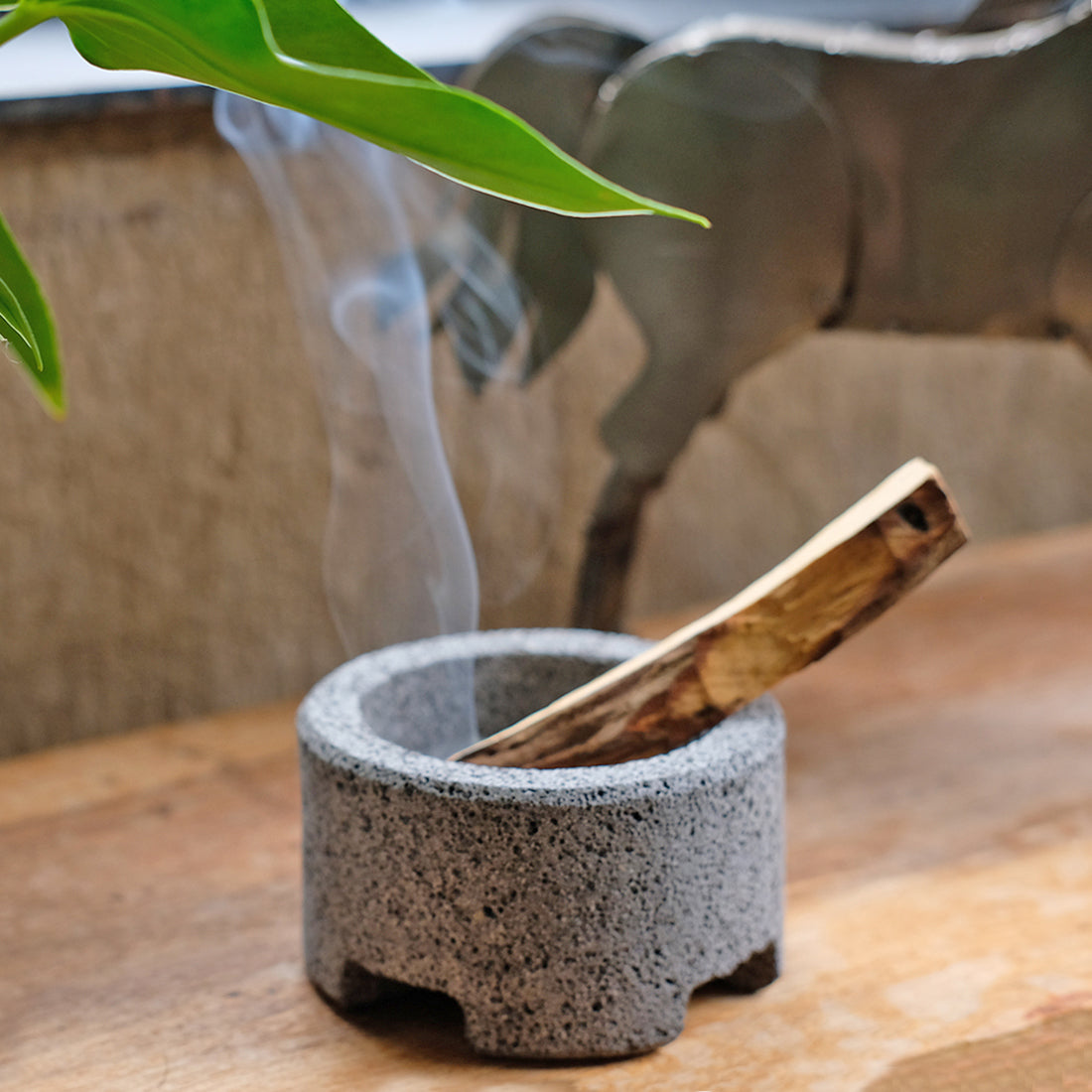 Base para quemar palo santo, inciensos o sahumerios, de piedra volcánica de recinto.
