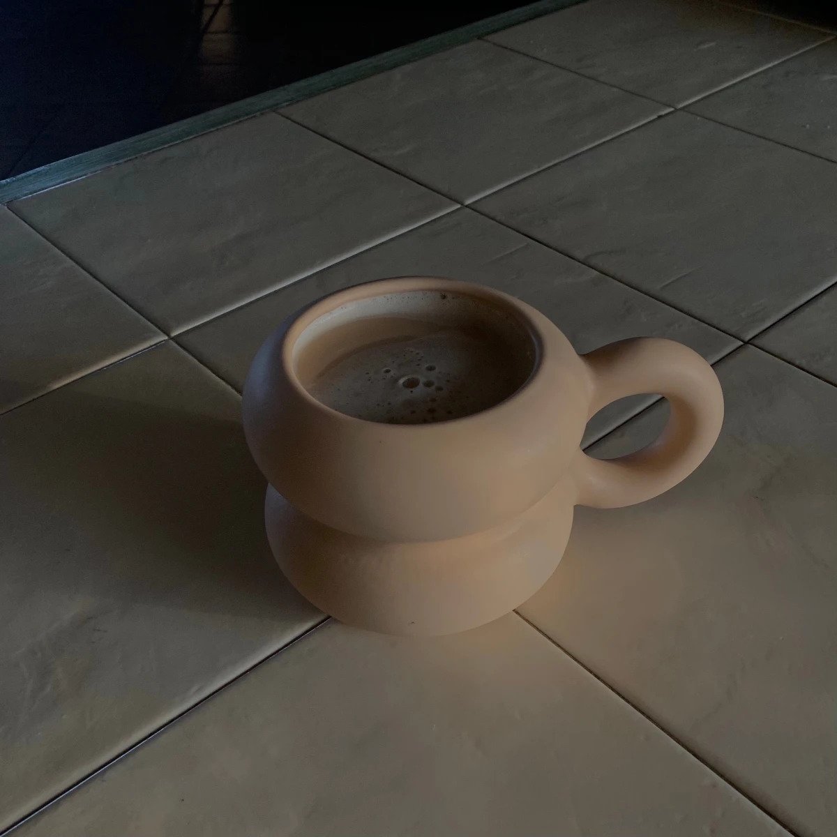 Taza mega mug llena de café.