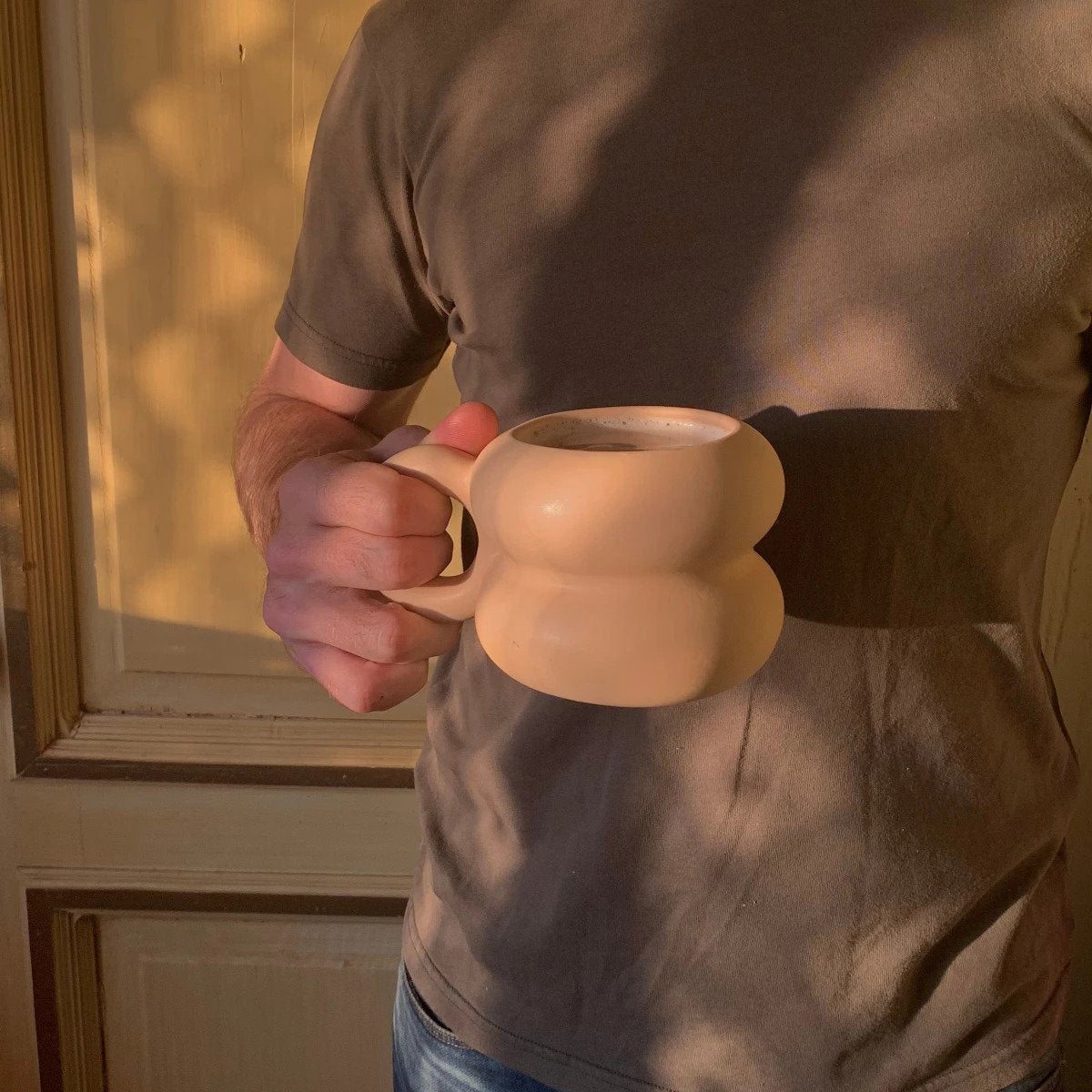 Hombre sosteniendo taza mega mug.